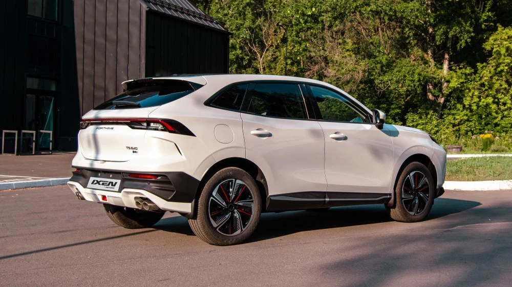 Кроссовер Forthing T5 EVO HEV в России сбоку сзади