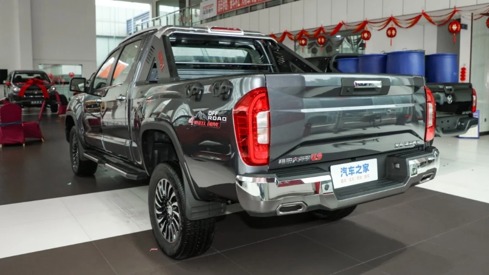 Пикап Foton Tunland G9 в автосалоне в Китае сбоку сзади