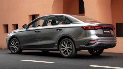 Geely Emgrand 7 нового поколения в Казахстане сбоку сзади