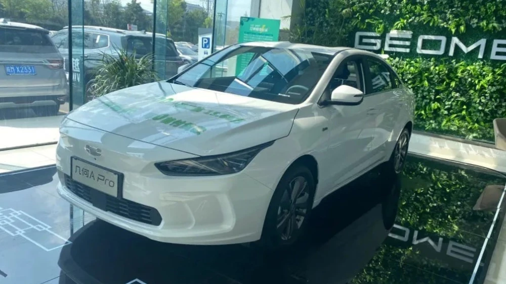 Электрический седан Geely Geometry  A Pro сбоку спереди купить дилер