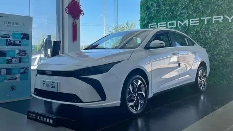 Электрический седан Geely Geometry G6 сбоку спереди купить дилер