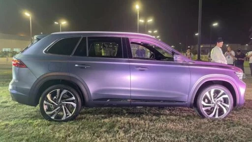 обновленный geely monjaro 2024 с ДВС сбоку