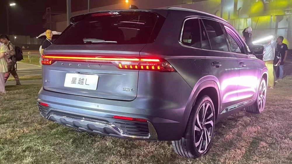 обновленный geely monjaro 2024 с ДВС сбоку сзади