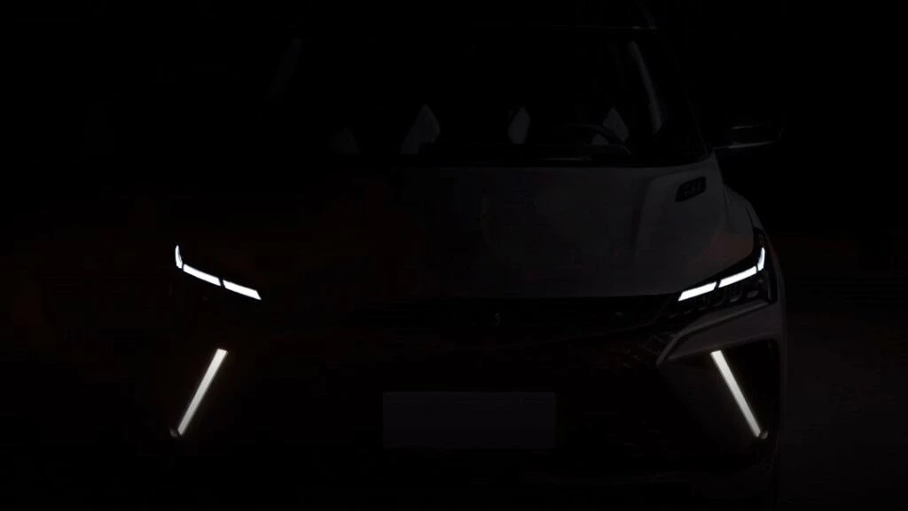 Geely анонсировала премьеры в России. Первым компания «засветила» новый Coolray новый Geely Coolray в России тизер