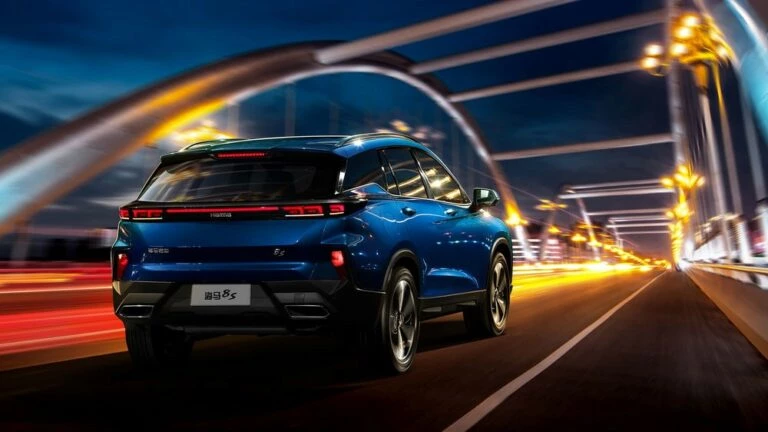 кроссовер Haima 8S сзади сбоку в динамике