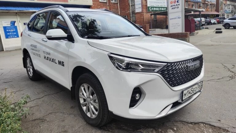 Haval M6 сбоку спереди