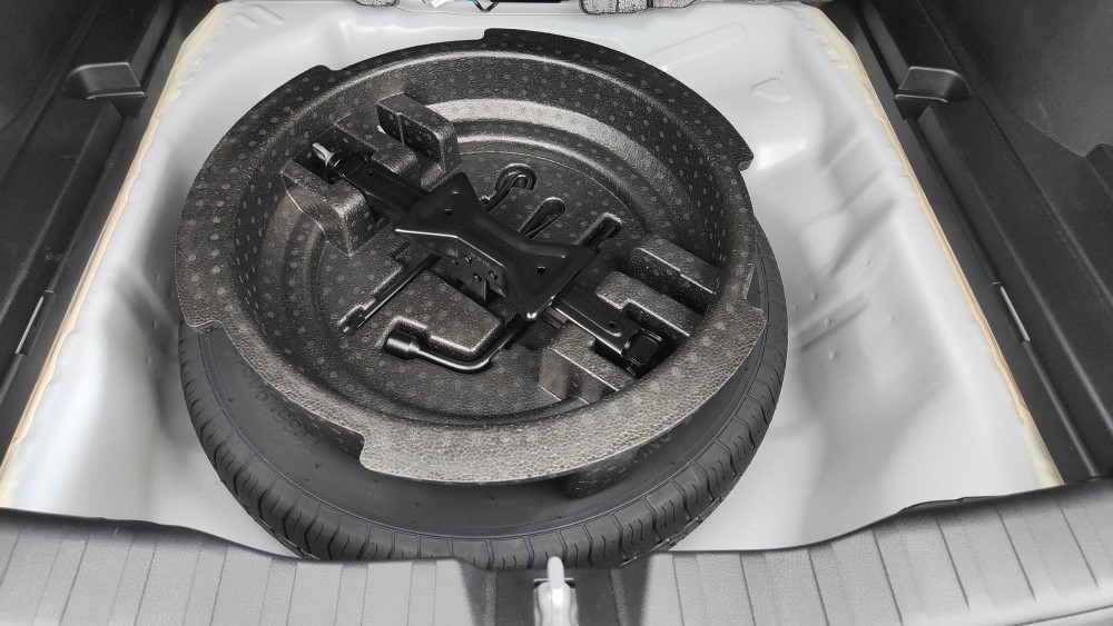 Haval M6 салон интерьер багажник докатка запаска запасное колесо