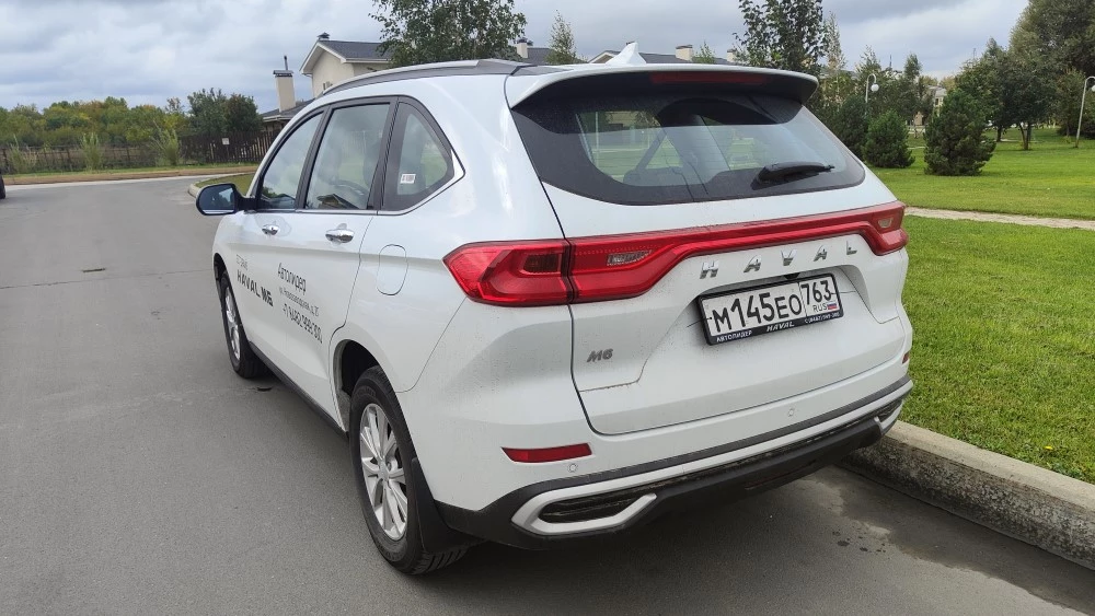 Haval M6 сбоку сзади