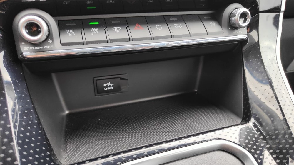 Haval M6 салон интерьер полочка для телефона