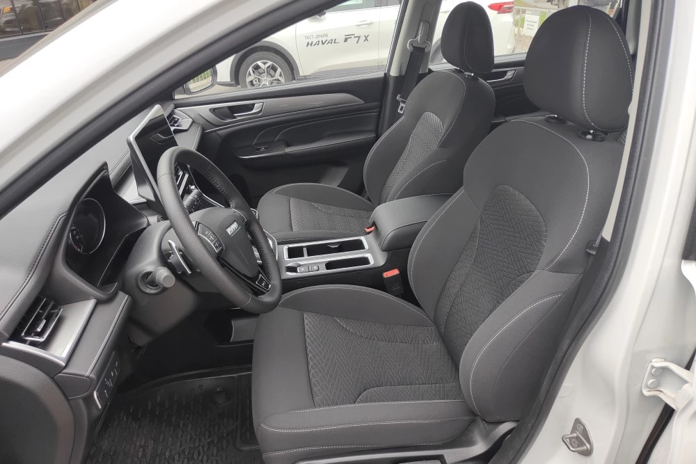 Haval M6 салон интерьер первый ряд сиденья