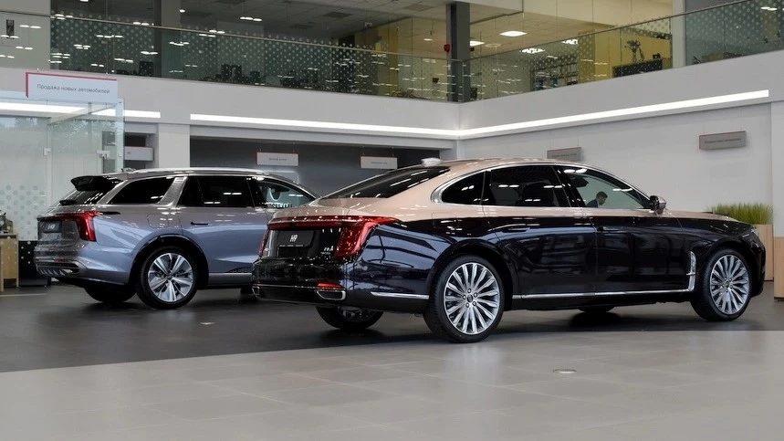 Седан Hongqi H9 в Беларуси сбоку сзади в автосалоне купить