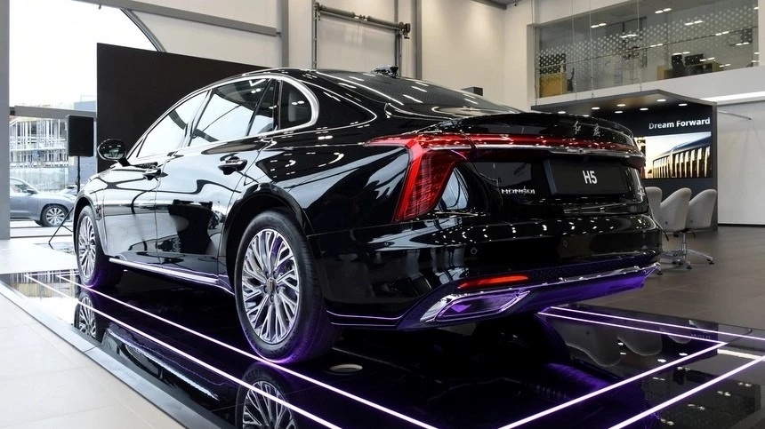 Седан Hongqi H5 в Беларуси сбоку сзади в автосалоне купить