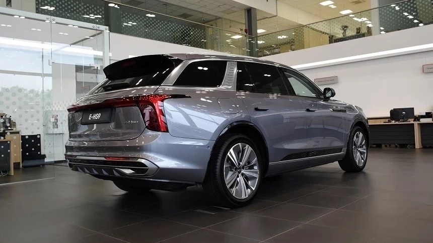 Кроссовер Hongqi E-HS9 в Беларуси сбоку сзади в автосалоне купить