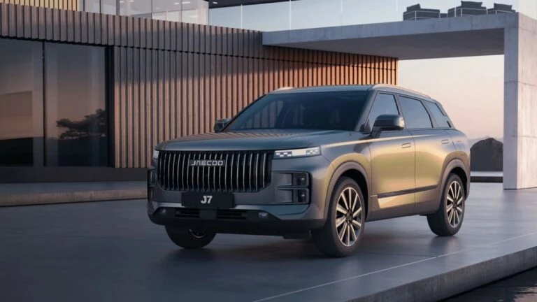 новинки Jaecoo в России J7 сбоку спереди