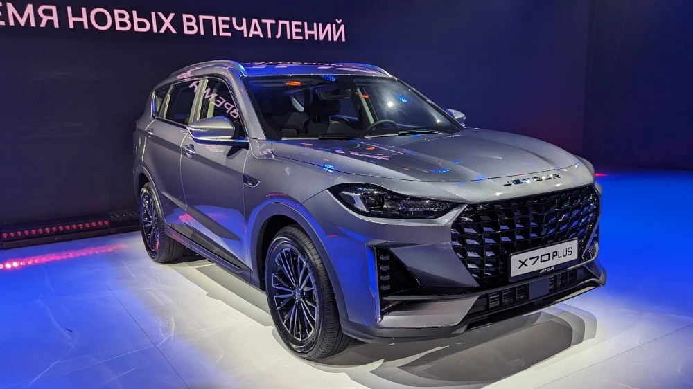 Jetour X70 Plus на презентации в России сбоку спереди
