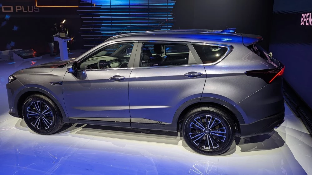 Jetour X70 Plus на презентации в России сбоку