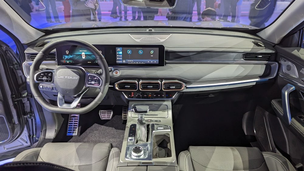 Jetour X70 Plus на презентации в России салон интерьер