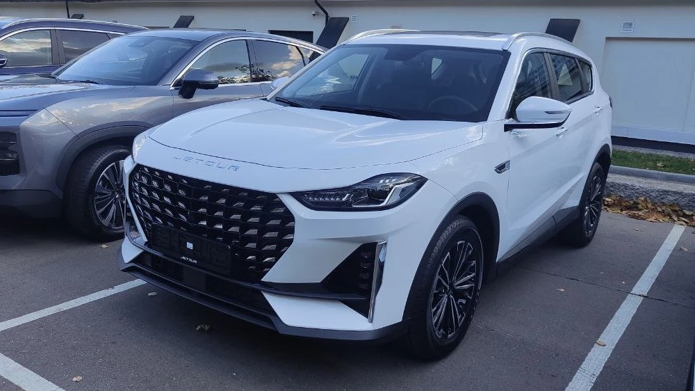 Кроссовер Jetour X70 Plus сбоку спереди презентация