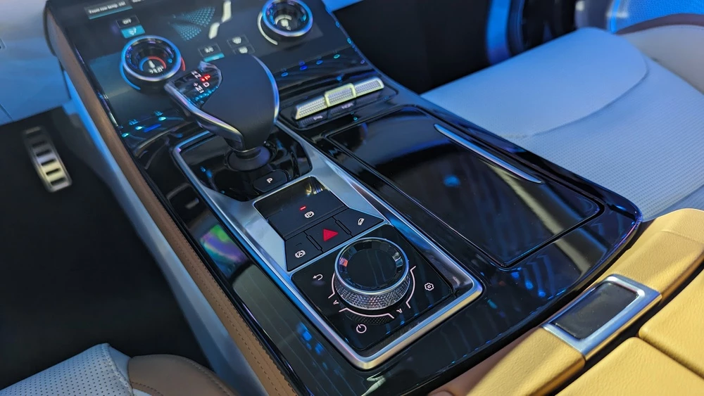 Jetour X70 Plus салон интерьер тоннель селектор