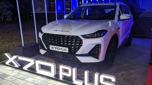 Кроссовер Jetour X70 Plus на презентации сбоку спереди