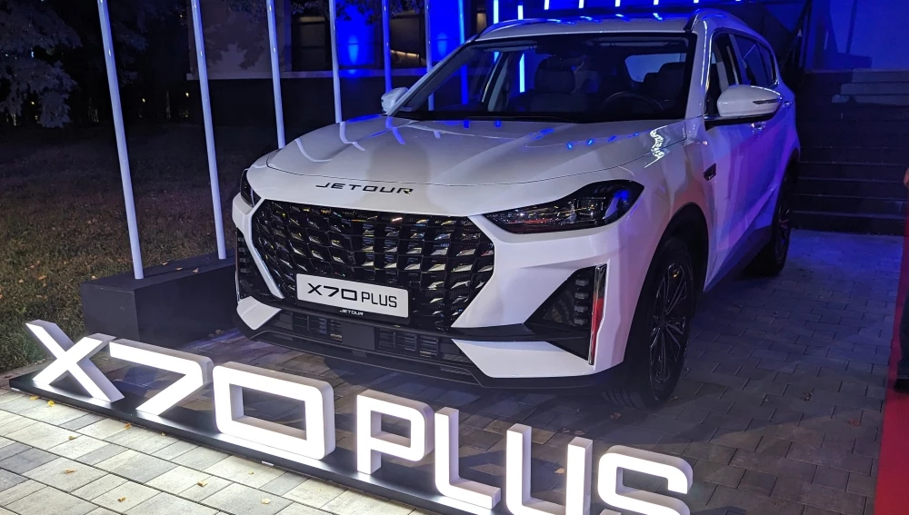 Кроссовер Jetour X70 Plus на презентации сбоку спереди