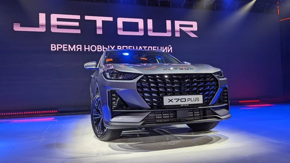 Кроссовер Jetour X70 Plus на презентации сбоку спереди