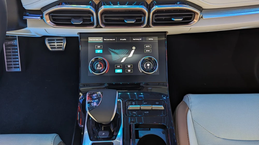 Jetour X70 Plus салон интерьер центральная консоль управление климат-контроль