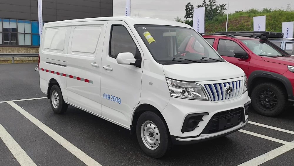 Электрический фургон Kaicene EM80 сбоку спереди