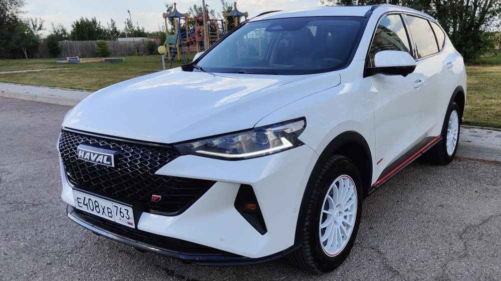 Haval F7 сбоку спереди