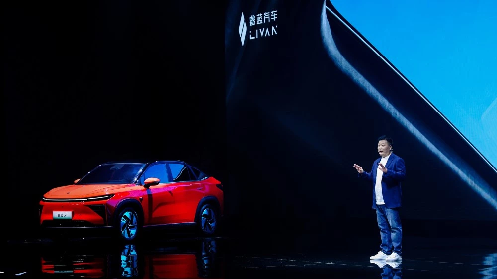 Электрический купе-кроссовер Livan 7 сбоку спереди презентация