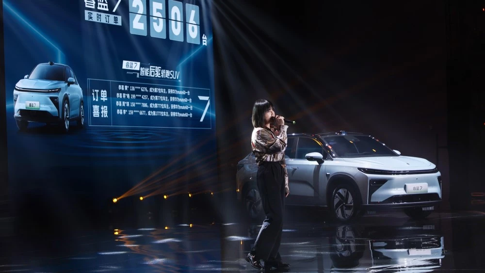 Электрический купе-кроссовер Livan 7 сбоку спереди цены комплектации