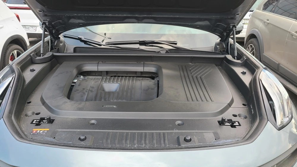 Lynk & Co 09 капот мотор