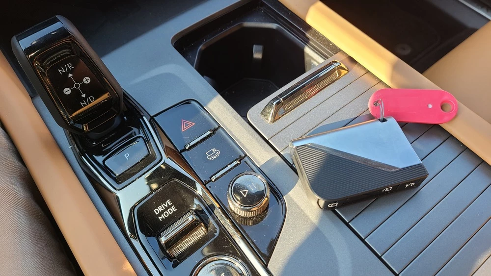 Lynk & Co 09 салон интерьер центральный тоннель селектор