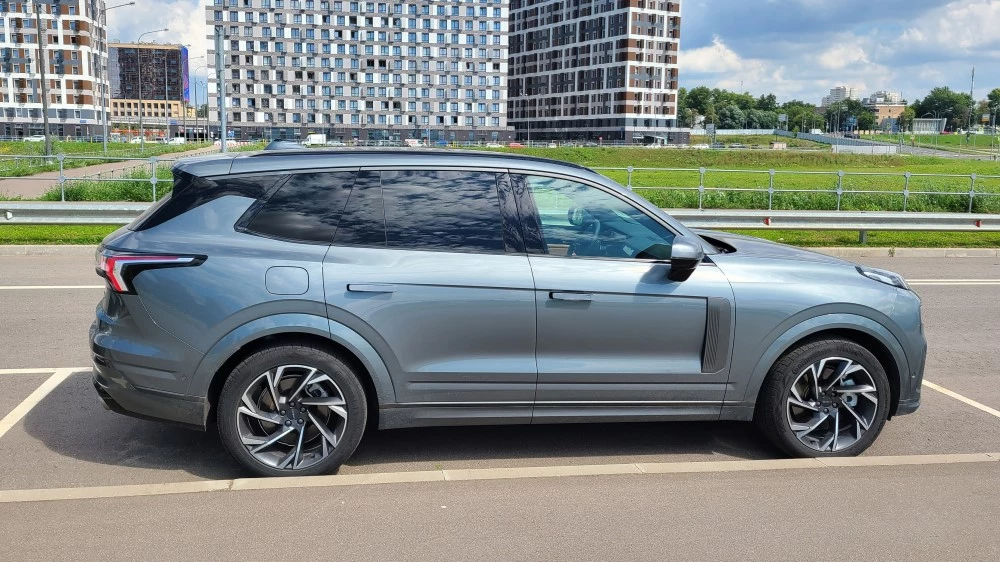 Lynk & Co 09 сбоку