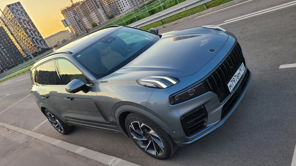 Lynk & Co 09 сбоку спереди