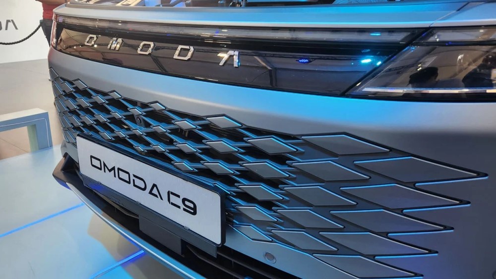 Кроссовер Omoda C9 для ЮАР Exeed RX спереди решетка радиатора