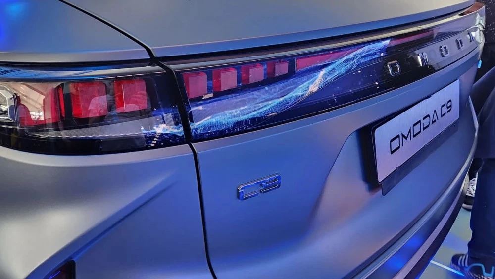 Кроссовер Omoda C9 для ЮАР Exeed RX сзади логотипы