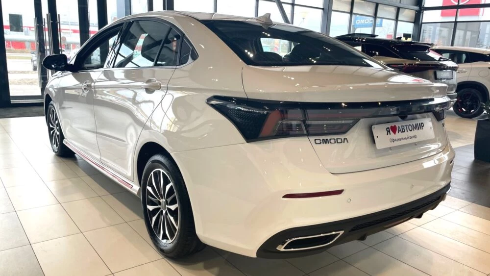 Omoda S5 Автомир сбоку сзади