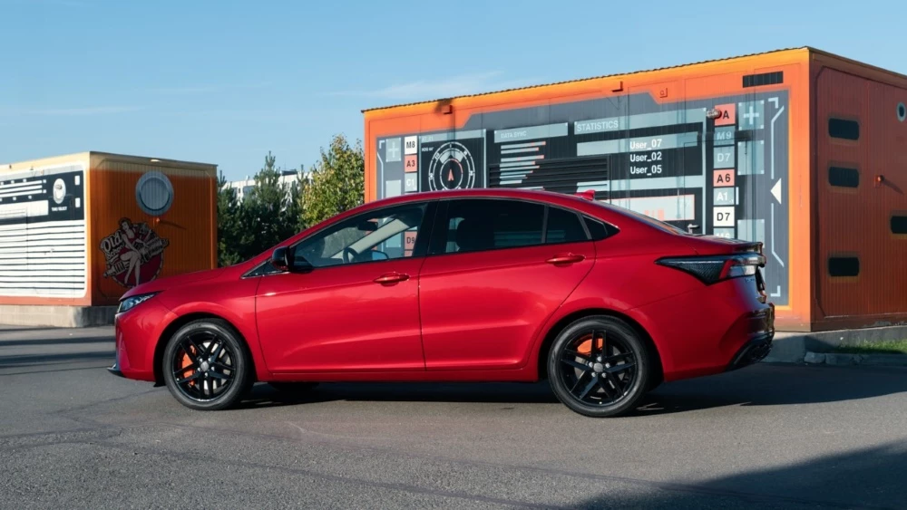 Omoda S5 GT сбоку суппорта красные