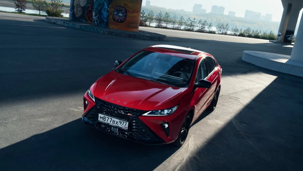 Omoda S5 GT сбоку спереди в статике