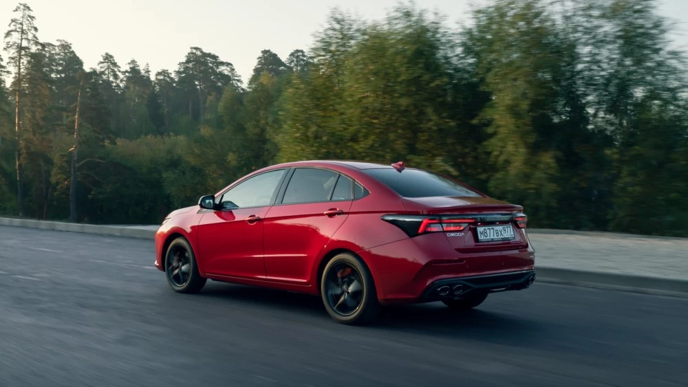 Omoda S5 GT сбоку сзади в динамике едет