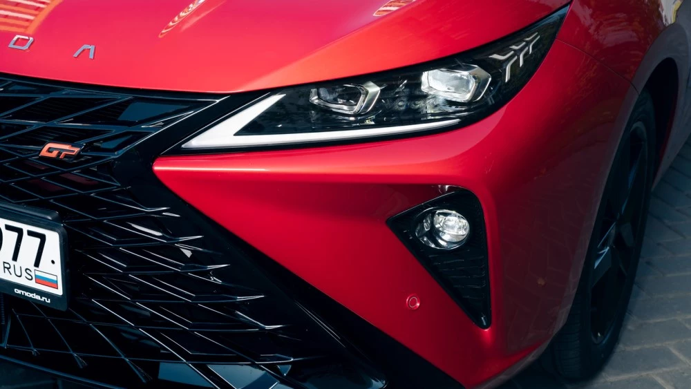 Omoda S5 GT спереди оптика шильдик