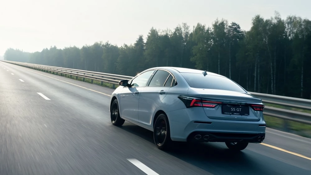 Omoda S5 GT сзади сбоку