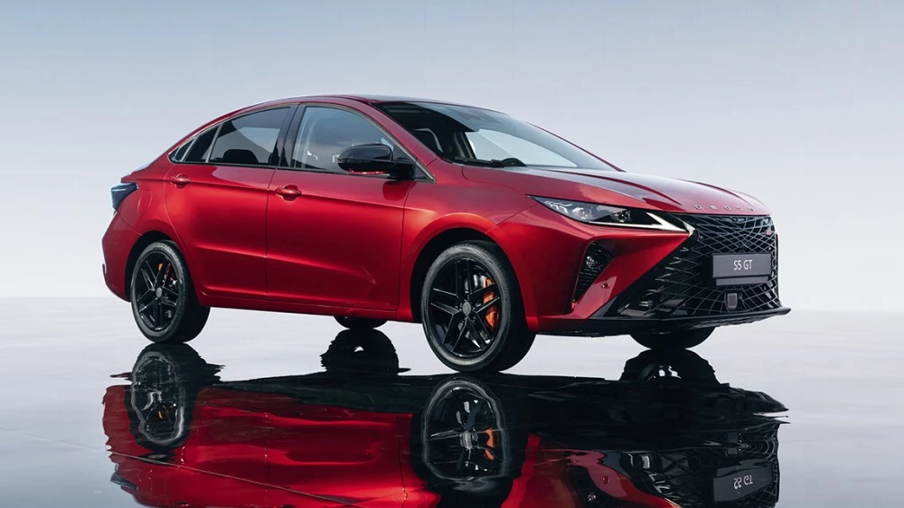 Седан Omoda S5 GT сбоку спереди