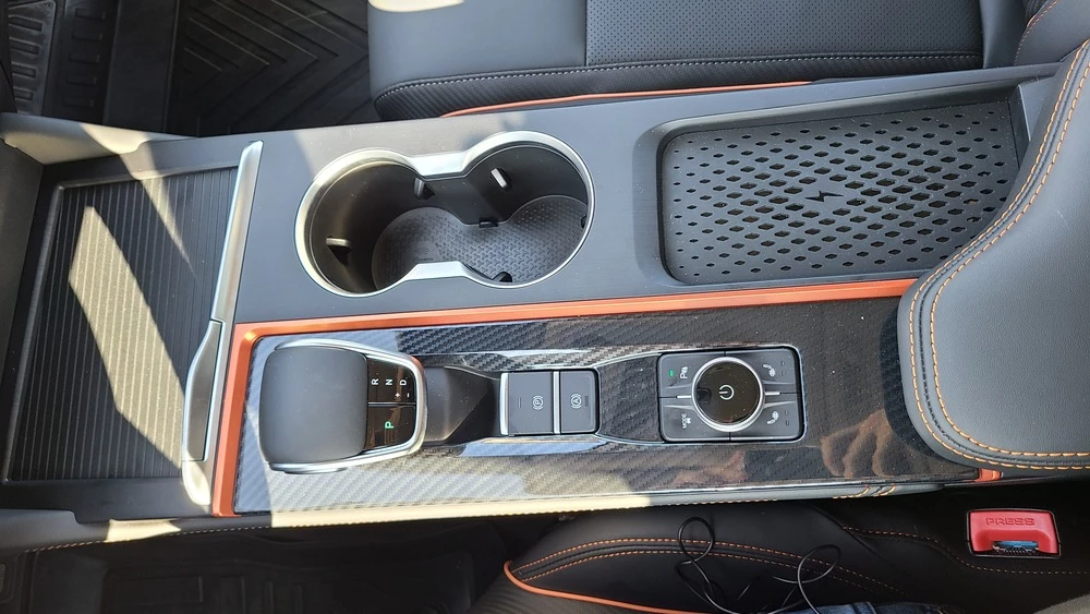 Omoda S5 GT салон интерьер центральный тоннель