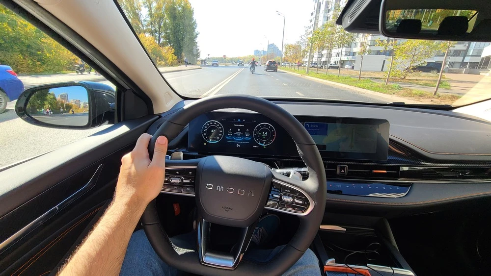 Omoda S5 GT салон интерьер первый ряд за рулем водитель