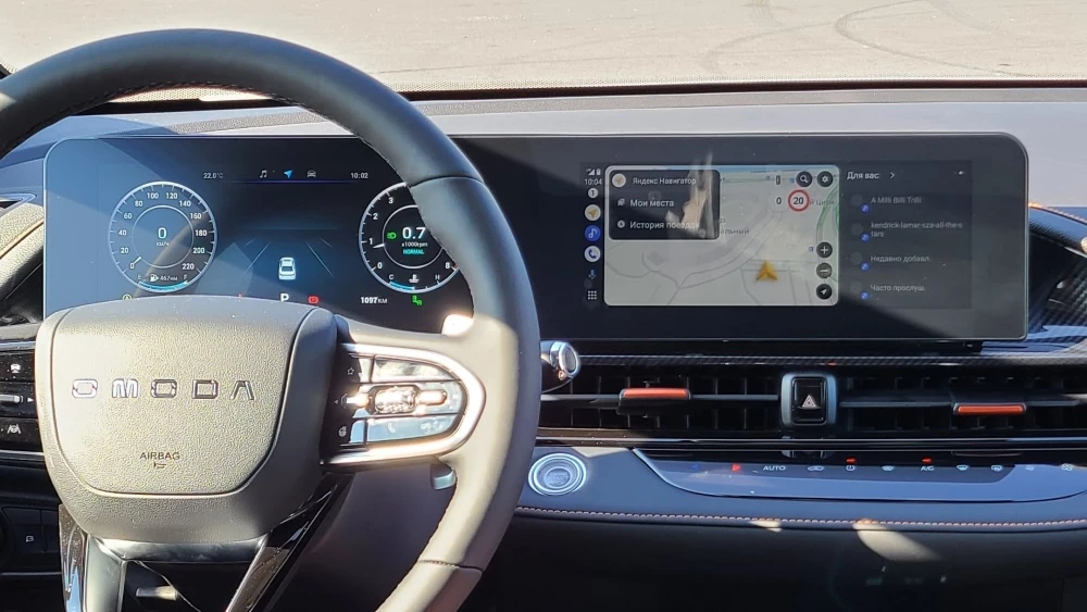 Omoda S5 GT салон интерьер рулевое колесо логотип мониторы