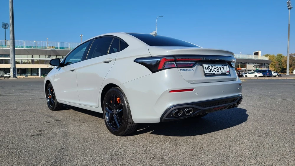 Omoda S5 GT сбоку сзади