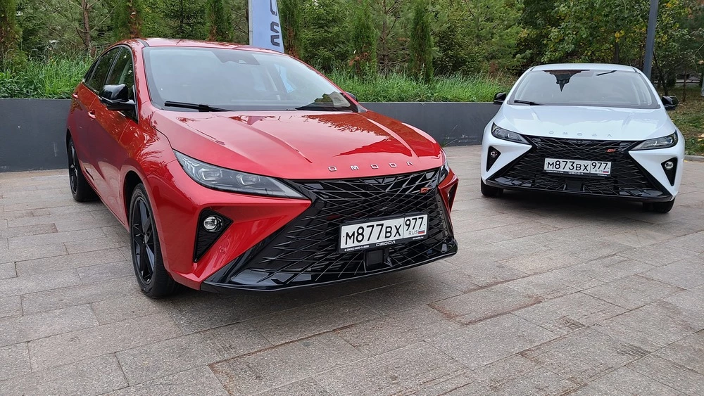 Omoda S5 GT сбоку спереди красная белая