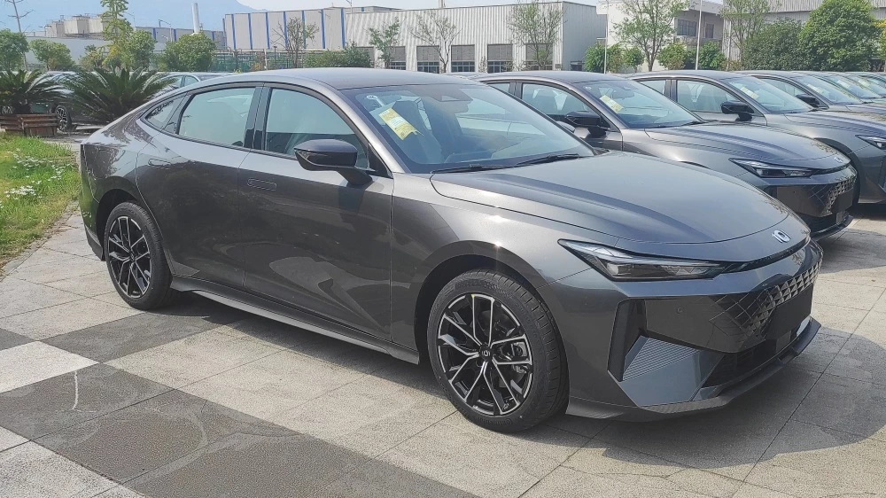 Changan Qiyuan A06 сбоку спереди